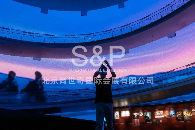 觀眾在拍攝博物館大廳的環(huán)幕。